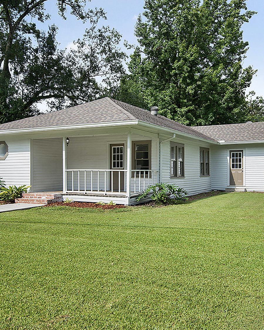 The shop, a white house with a front porch on LA-16