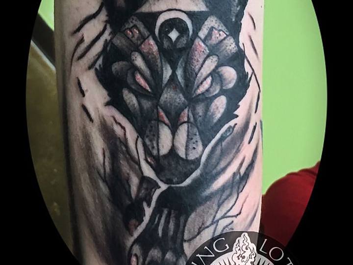 A dark black and grey wolf piece