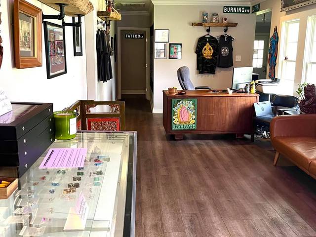 The front lobby with the jewelry case